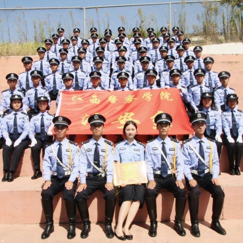 江西风情舞台秀,山河景观映衬下的深情凝望